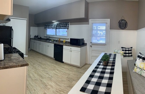 Middletown Casa | Red Door Charm 4 bed 2 Bath With Hot Tub