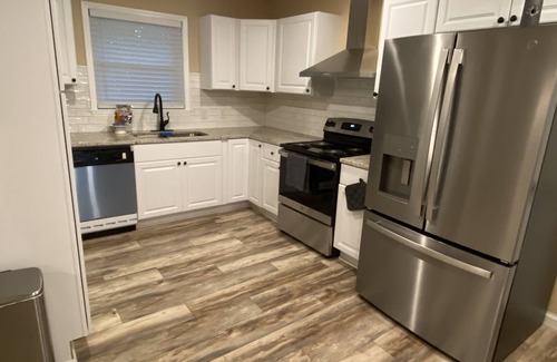 Clarkdale Casa | Red Door Retreat w/ample parking & outside space - Southern Comfort🍑.