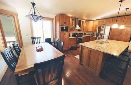 Lava Hot Springs Casa | Red Fox Retreat (Comfortably Sleeps Up To 22!)