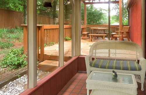 Nashboro Village Casa | The Red House en Nashville - ¡Tarifas bajas de verano!