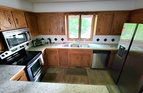 Rochester Casa | Red Juniper House / 4BR, 2.5 Bath, Large Yard, Pet Friendly, 3mi to Mayo Clinic