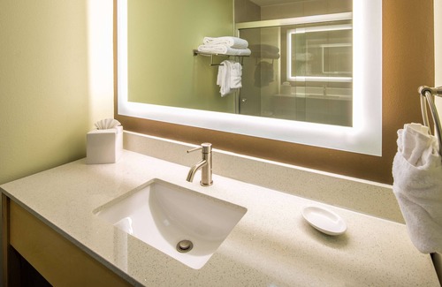 Northwest Everett Hotel | Red Lion Inn & Suites Everett