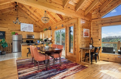 Primrose Cabina | Red River Gorge Cabin with Hot Tub~AMAZING VIEW~Pool Table~Perfect for groups