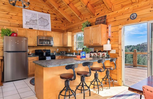 Primrose Cabina | Red River Gorge Cabin with Hot Tub~AMAZING VIEW~Pool Table~Perfect for groups