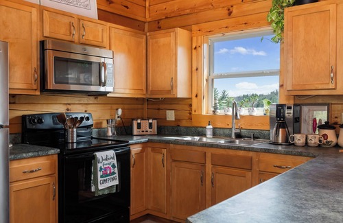 Primrose Cabina | Red River Gorge Cabin with Hot Tub~AMAZING VIEW~Pool Table~Perfect for groups