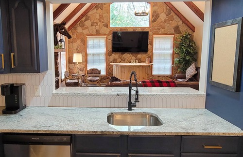 Albrightsville Casa | Red Rock Run - Lux 6 BR Secluded Hot Tub & Linens