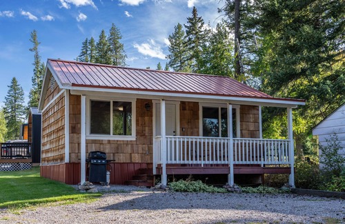 Martin City Cabina | Red Roof Cabin at Spotted Bear Retreat