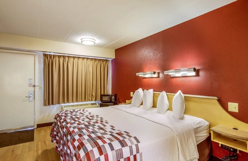 Plymouth Hotel | Red Roof Inn Detroit - Plymouth/ Canton