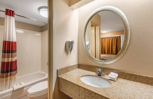 Kalamazoo Hotel | Red Roof Inn Kalamazoo West - Western Michigan U