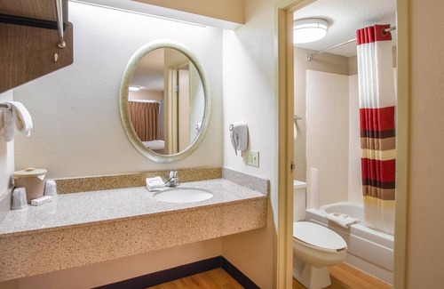 Kalamazoo Hotel | Red Roof Inn Kalamazoo West - Western Michigan U