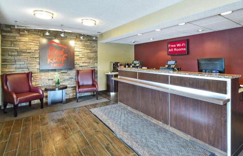 Buechel Hotel | Red Roof Inn Louisville East - Hurstbourne