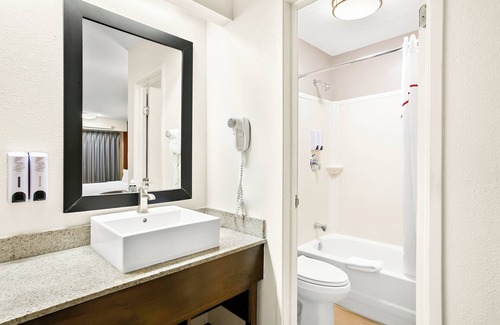 Linthicum Heights Hotel | Red Roof Inn PLUS+ Baltimore-Washington DC/BWI Airport