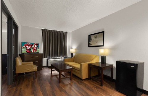 Pooler Hotel | Red Roof Inn & Suites Savannah Airport