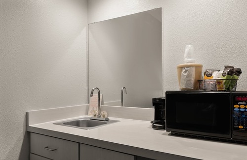 Pooler Hotel | Red Roof Inn & Suites Savannah Airport