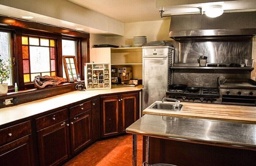 Goshen Casa | Rojo, blanco y azul / Brook Road Inn