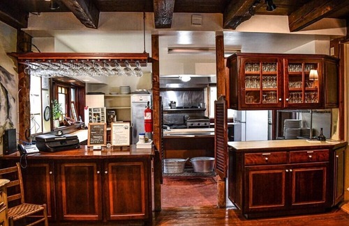 Goshen Casa | Rojo, blanco y azul / Brook Road Inn