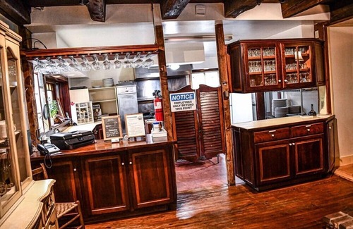 Goshen Casa | Rojo, blanco y azul / Brook Road Inn
