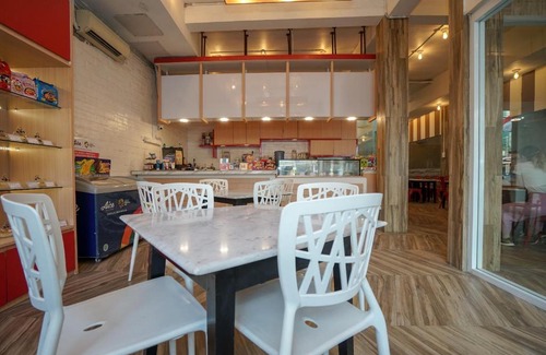 Palembang Hotel | RedDoorz Plus At Jalan Veteran Palembang