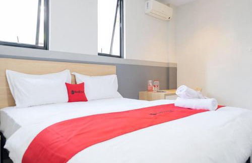 Tanjung Duren Utara Hotel | RedDoorz Plus near Taman Anggrek Mall