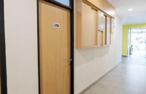 Tanjung Duren Utara Hotel | RedDoorz Plus near Taman Anggrek Mall