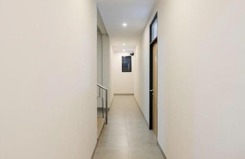 Tanjung Duren Utara Hotel | RedDoorz Plus near Taman Anggrek Mall