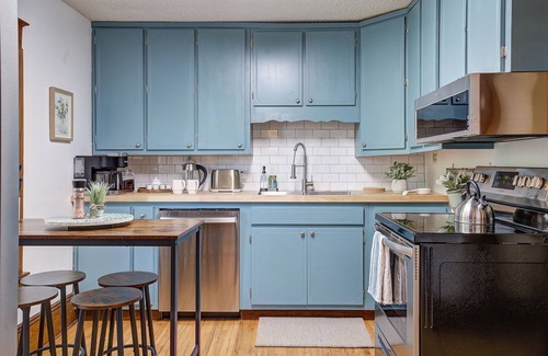 Johnson City Cabaña | Redesigned Family/Pet Friendly 🐶 Carriage House Minutes walk to Downtown