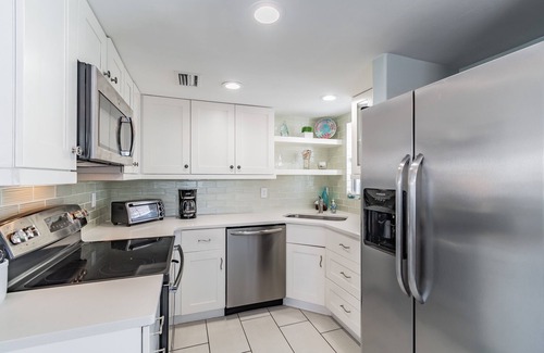 Redington Shores Casa | Redington Shores Sunny Beach Cottage - side B- steps to the beach!