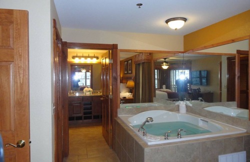 Gatlinburg Complejo | Reduced-Enjoy Christmas in 2 BR lux resort, indoor waterpark & Smoky Mtn views