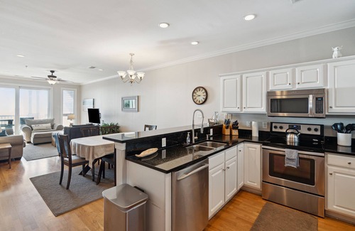 Sunset Point Condominio | Vistas abiertas al mar y terraza grande - Acceso a la playa directamente a través de la calle