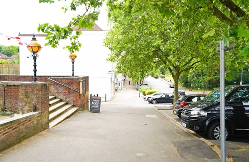 London Borough of Bromley Apartamento | *Reduced Rates* *REFURBISHED* Studio (2) 25 Mins approx. to London Bridge