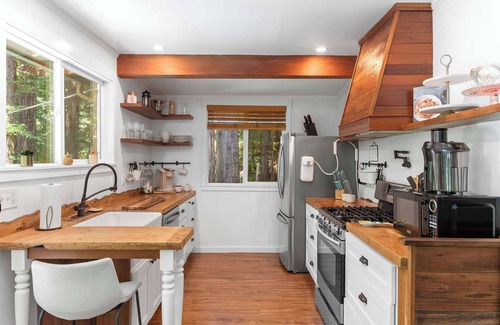Rio Nido Cabina | Redwood Cabin w/ Hot Tub | Canyon View | Dogs OK