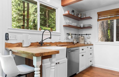 Rio Nido Cabina | Redwood Cabin w/ Hot Tub | Canyon View | Dogs OK