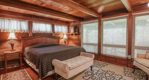 Nashville Casa | Redwood Lake Cabin