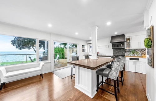 Ramara Cabaña | Redwood Retreat Waterfront Cottage By Simcoe With Hot Tub And Sauna