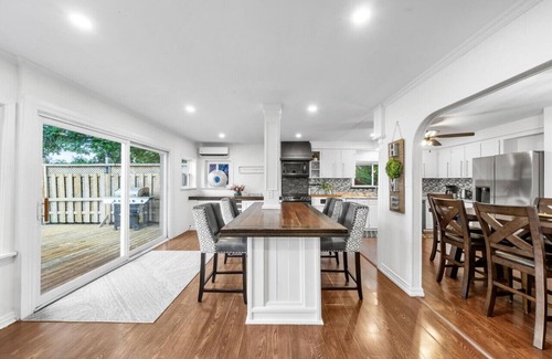 Ramara Cabaña | Redwood Retreat Waterfront Cottage By Simcoe With Hot Tub And Sauna