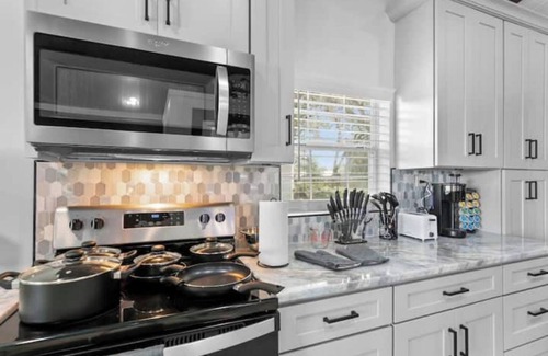 Northside Casa | Reef Break Getaway, Long-Term, King Bd, Laundry