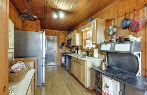 McMinnville Cabina | Reel in Fish, Relax By Fire: McMinnville Cabin