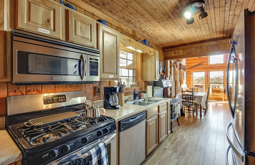 McMinnville Cabina | Reel in Fish, Relax By Fire: McMinnville Cabin