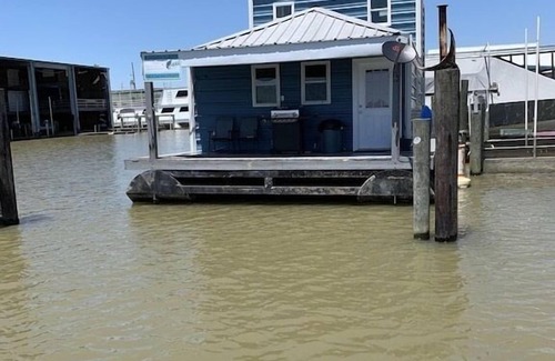 Venice Casa | REEL Therapy 2 - Casa flotante recientemente renovada en Venice Marina con Prime Dockage