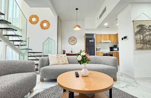 Masdar City Apartamento | Refined 2BR Escape w/ Pool & Parking - Masdar