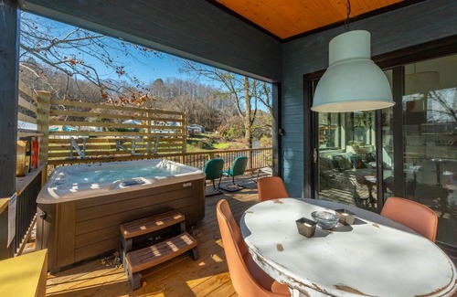 Old Fort Casa | Reflections on Mill Creek Hot Tub & Walking Distance to Old Fort!