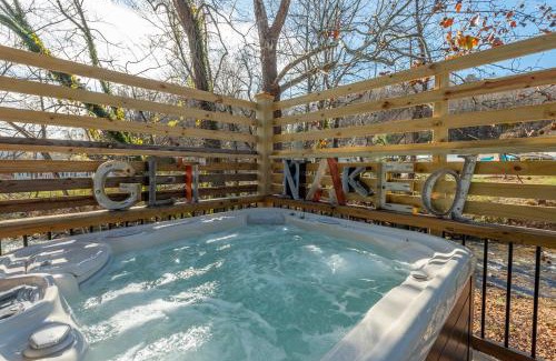 Old Fort Casa | Reflections on Mill Creek Hot Tub & Walking Distance to Old Fort!