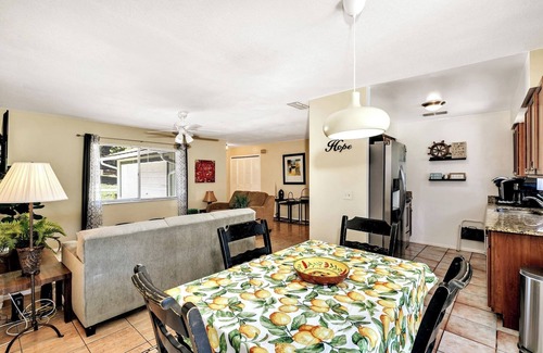 Longwood Casa | Oasis fresco: masaje, juegos y patio cercado