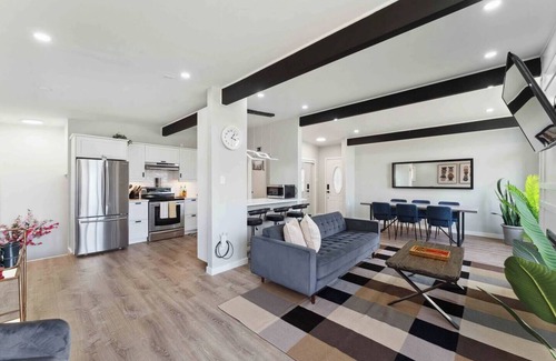 Ottawa Division Casa | Regal 5BD Retreat W/ POOL | 15 MINS 2DT