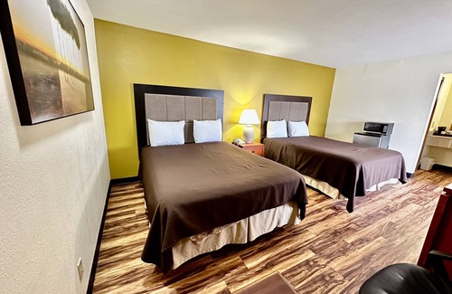 Iola Hotel | Regency Inn