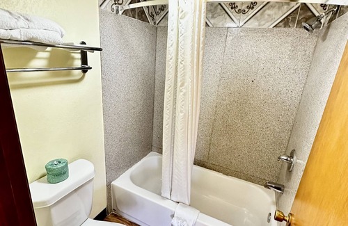 Iola Hotel | Regency Inn