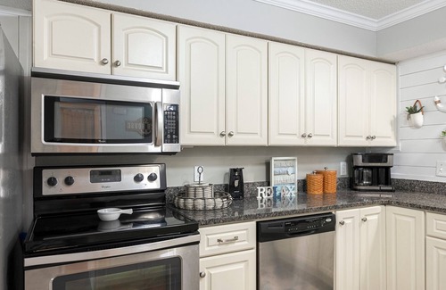 Crescent Beach Condominio | Regency Towers~ 3bed2Bath~Poolside Tiki bar~Sleeps 10