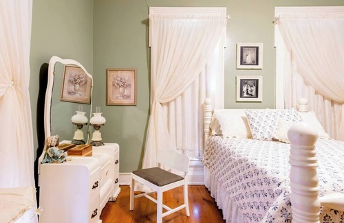 Finchville Cama Y Desayuno | Regina's Country Livin'