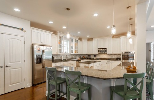 Dodds Addition Casa | Tasa de temporada baja caída! ÚNICAMENTE CONSTRUIDOS HERMOSA CASA DUEÑA 16 PISTA RÁPIDA A LA PLAYA Y AL CENTRO