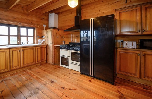 Rugeley Chalet De Esquí | Reindeer Lodge: Private Hot Tub Near Cannock Chase